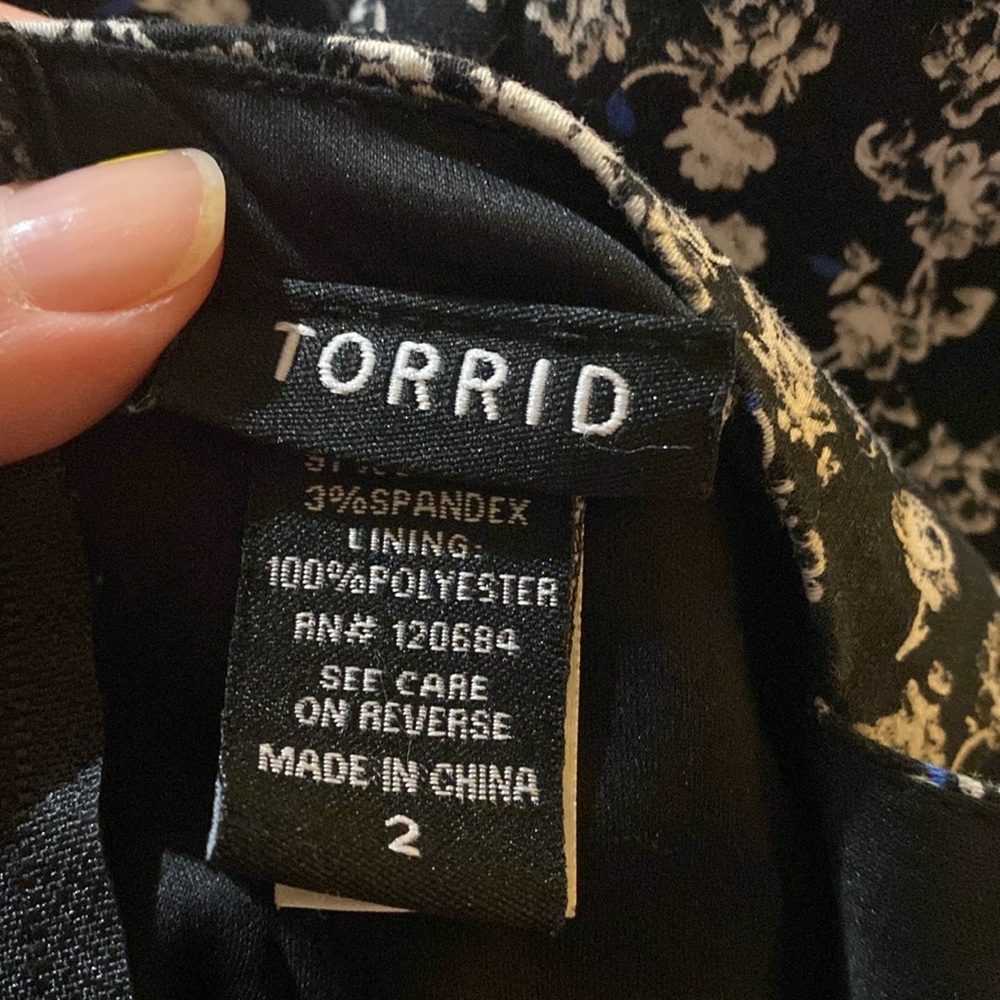 Peplum top, black with blue flowers. 2x Torrid - Picture 5 of 6